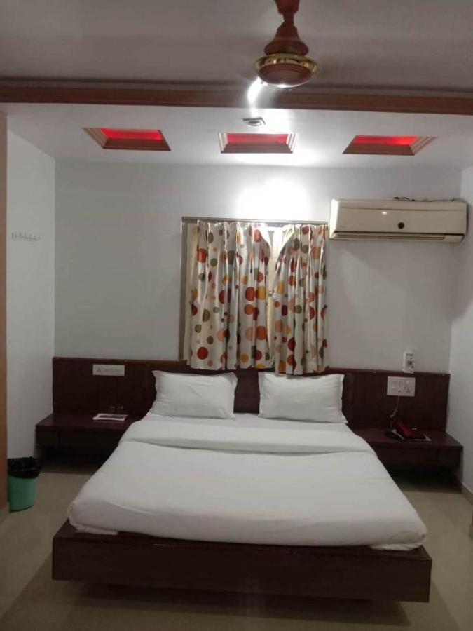 Hotel Rajdhani Halol Exterior photo